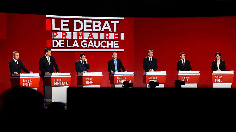 Die Sozialisten Francois de Rugy, Arnaud Montebourg, Benoit Hamon, Jean-Luc Bennahmias, Vincent Peillon, Manuel Valls und Sylvia Pinel (l-r) bei der TV-Debatte am 15. Januar.
