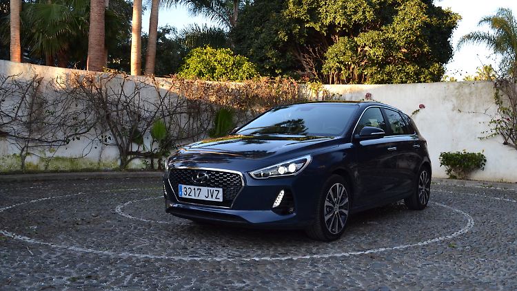 Der Hyundai i30 sieht gefällig aus. Nichts stört an dem koreanischen Kompakten, der angetreten ist den Golf zu ärgern.