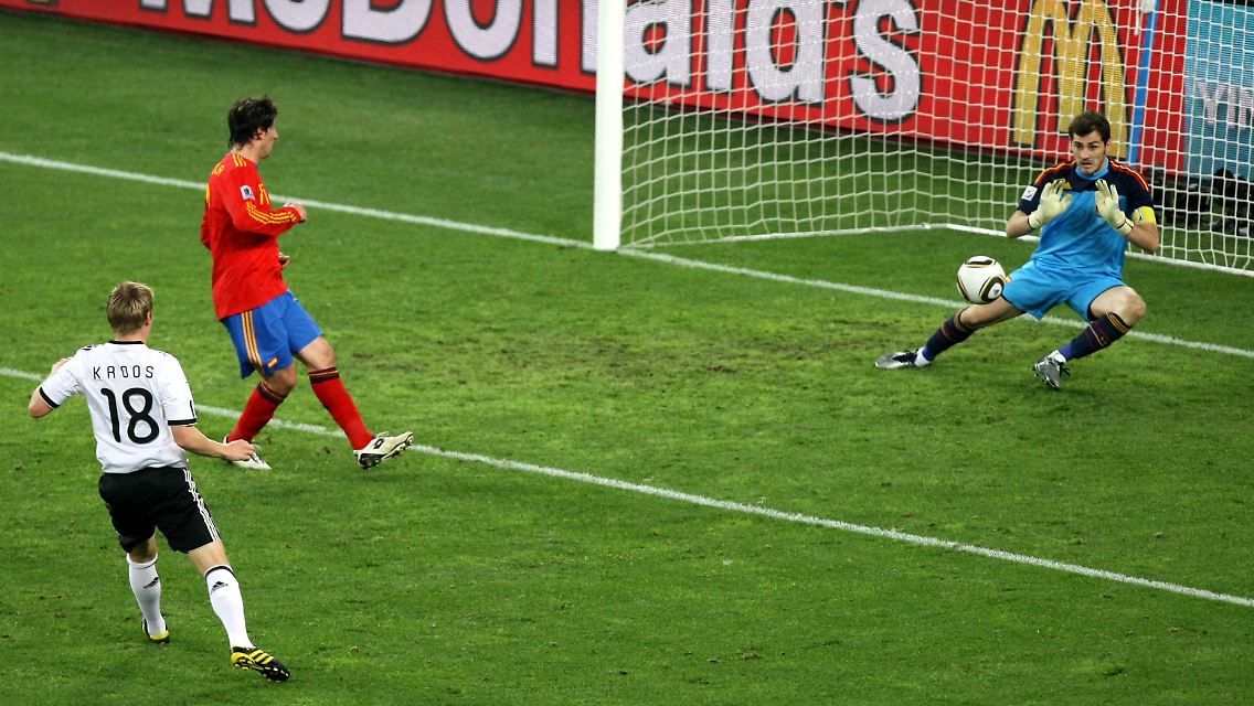 Das Siegtor: Toni Kroos trifft zum 1:0 gegen Spanien. Iker Casillas ist chancenlos.