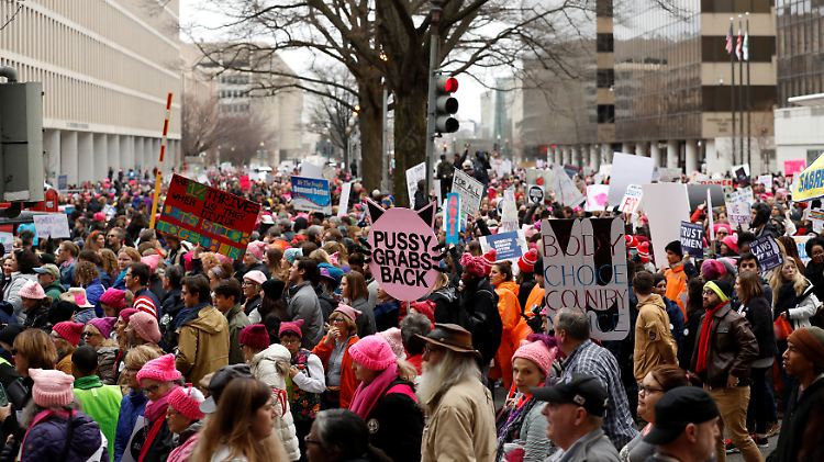 An ihren Mützen sollt ihr sie erkennen: Die Trump-Gegnerinnen tragen Rosa.