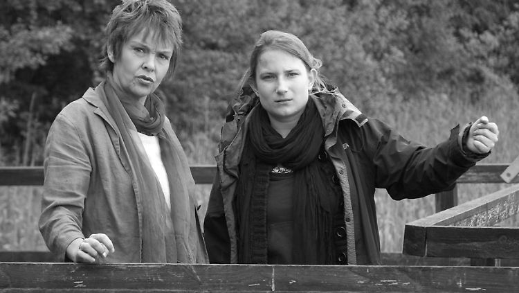 Katrin Sass (l) und Regisseurin Josephine Links.