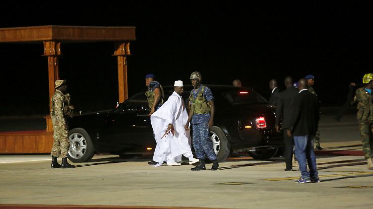 Der Mann in Weiß ist Gambias abgewählter Präsident Jammeh.