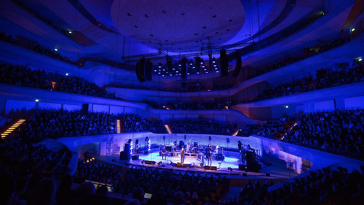 Einstürzende Neubauten spielen im Großen Saal der Elbphilarmonie.