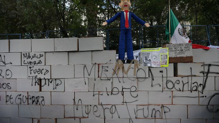 Symbolischer Protest gegen Trumps Mauerbau-Pläne an der Grenze. 