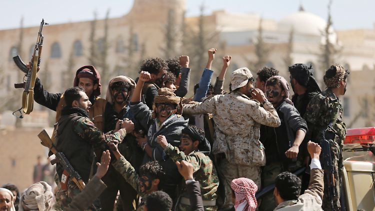 Huthi-Kämpfer brechen in der Hauptstadt Sanaa zur Front auf.