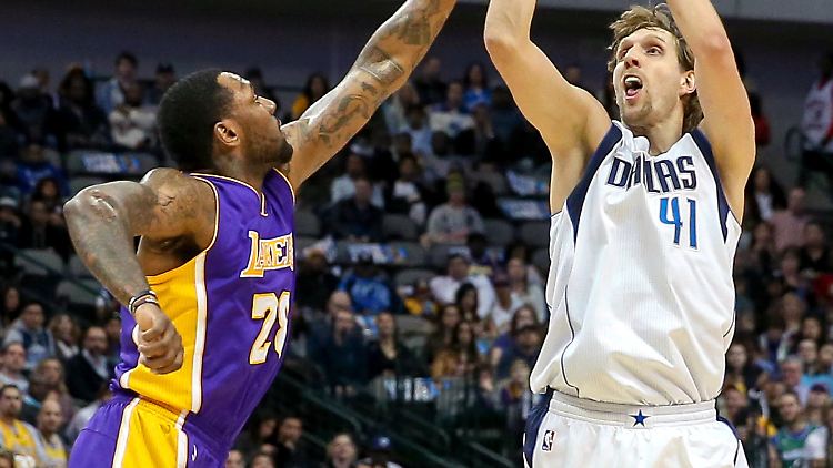 Beim historischen Sieg mit 49 Punkten steuert Dallas-Star Nowitzki 13 Punkte und 5 Rebounds bei.