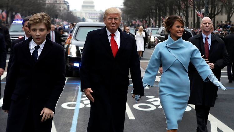 Kindheit auf der politischen Bühne: Barron Trump (l.) an der Seite des Präsidentenpaares Donald und Melania Trump.