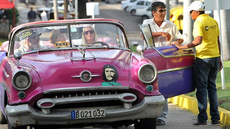 Touristen lassen sich gern in den alten Amischlitten durch Havanna kutschieren.