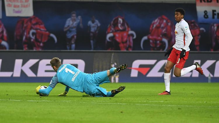 Trauriger Rot-Rekord für Lukáš Hrádecký. Noch nie flog ein Keeper in der Bundesliga so schnell vom Platz wie der Schlussmann von Eintracht Frankfurt.