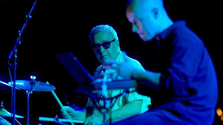 Jaki Liebezeit (l.) mit Marcus Schmickler 2014 beim Festival in Moers.