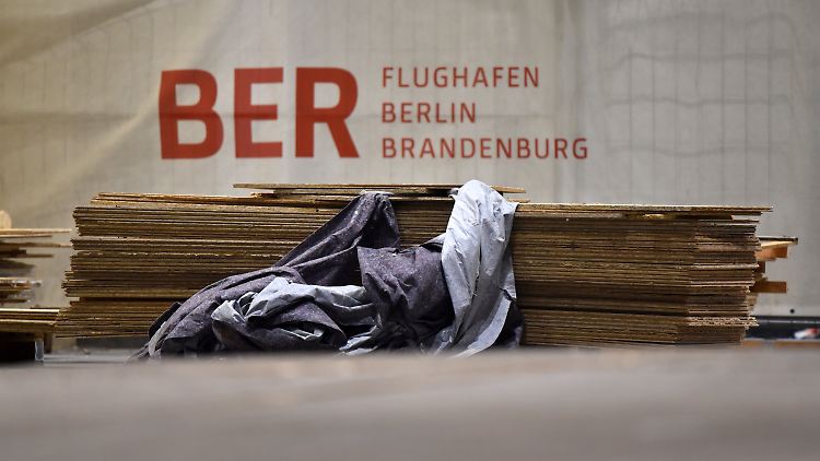 Baumaterial liegt im Ankunftsbereich des BER herum. Kann ja, denn es gibt dort auch in diesem Jahr keinen Flugbetrieb.