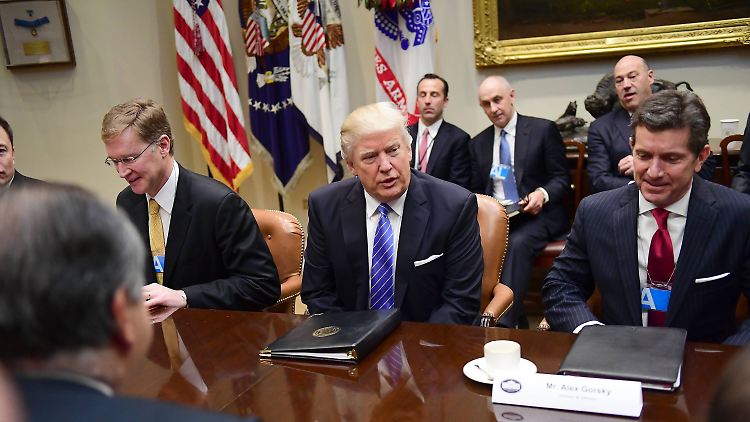 Bei der Arbeit: Trump beginnt seine Amtszeit mit einem Treffen mit Wirtschaftschefs.