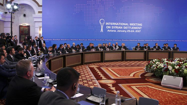 Treffen in großer Runde: Direkt miteinander reden, wollten Vertreter von Rebellen und Assad in Astana nicht.