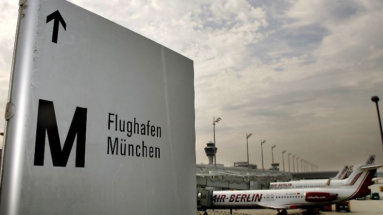 Maschinen der Fluggesellschaft Air Berlin stehen auf dem Flughafen München am Terminal 1 