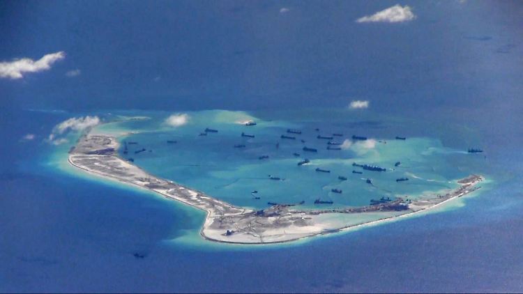 Chinesische Grabungsschiffe bei den umstrittenen Spratley-Inseln im Südchinesischen Meer: Die neue US-Regierung droht im Fall eines Baus neuer Inseln indirekt mit militärischen Konsequenzen.