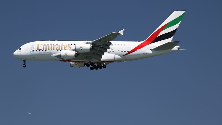 In den Farben der Emirates Airlines: Ein Airbus vom Typ A380-800 im Landeanflug.
