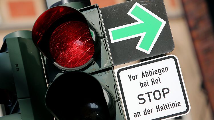 Bei einem Rechtsabbiegerpfeil an Ampeln darf man auch bei Rotlicht abbiegen?