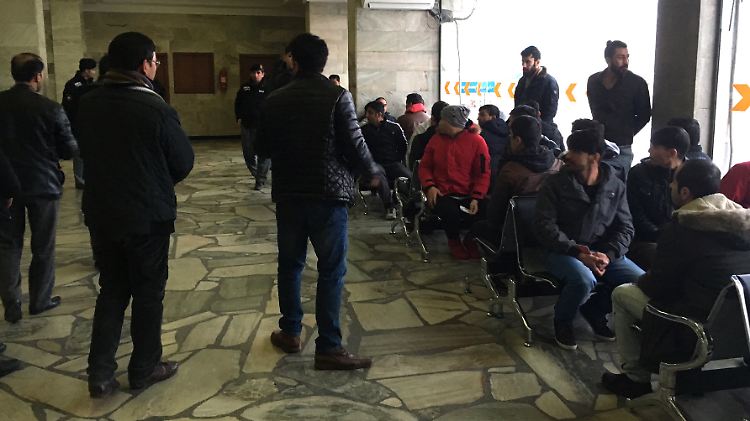 Die aus Deutschland abgeschobenen Flüchtlinge am Flughafen in Kabul.