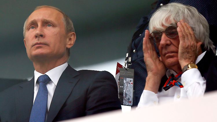 Bernie Ecclestone (r.) macht aus seiner Faszination für Wladimir Putin keinen Hehl.