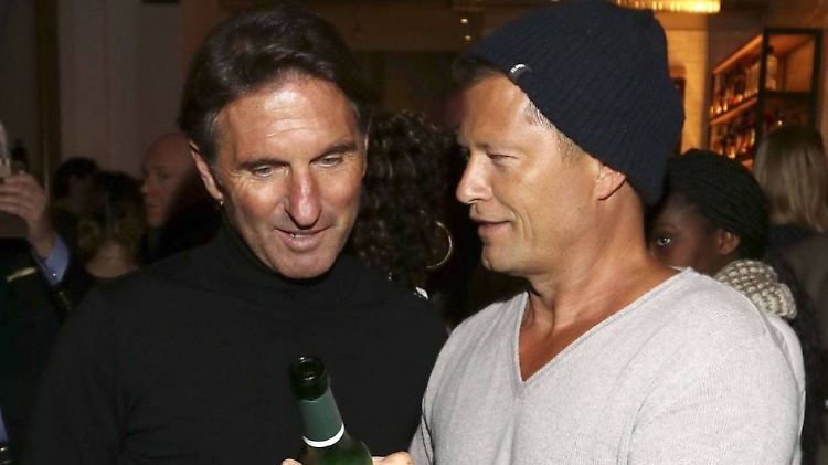 Bruno Labbadia (li.) nimmt lieber gleich ein Bier. In diesem Falle ein Bayreuther "Tils". 