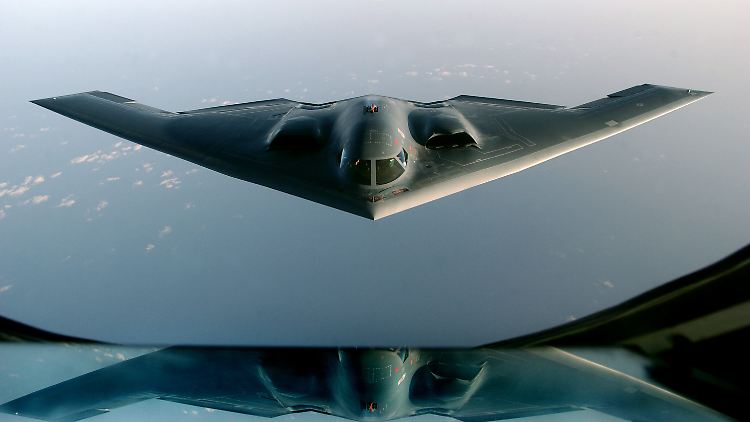 B-2-Tarnkappenbomber der US-Luftwaffe greifen die Terrorcamps an.