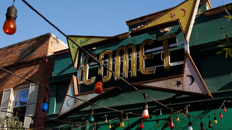 Auch wenn sie den Wahlausgang nicht beeinflussten, sind Fake News gefährlich. Weil er glaubte, Mitarbeiter Hillary Clintons betrieben hier einen Kinderporno-Ring, stürmte ein bewaffneter Mann im vergangenen Oktober diese Pizzeria in Washington.