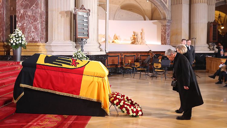 Der amtierende Bundespräsident Joachim Gauck verbeugt sich vor dem Sarg von Roman Herzog.