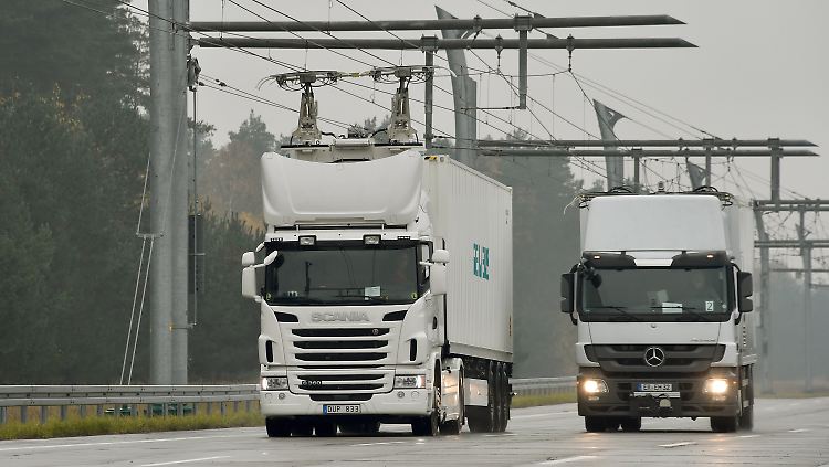 Bewährte Technik: Mit abgesenktem Stromabnehmer überholt ein Lkw einen zweiten "Summi" auf der Teststrecke in Groß Dölln in Brandenburg.