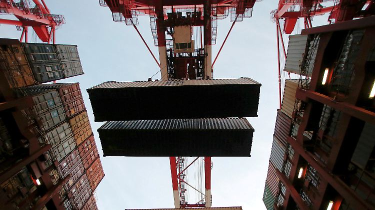 Container werden im Tiefwasserhafen Yangshan 90 Kilometer südlich von Schanghai entladen.