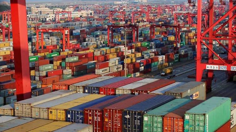 Die chinesische Wirtschaft brummt, das zeigt sich auch am Hafen von Schanghai.