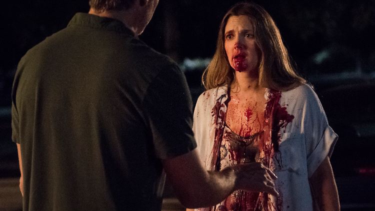 Drew Barrymore spielt in der Netflix-Serie "Santa Clarita Diet" eine ganz normale Familienfrau. Naja, nicht ganz normal.