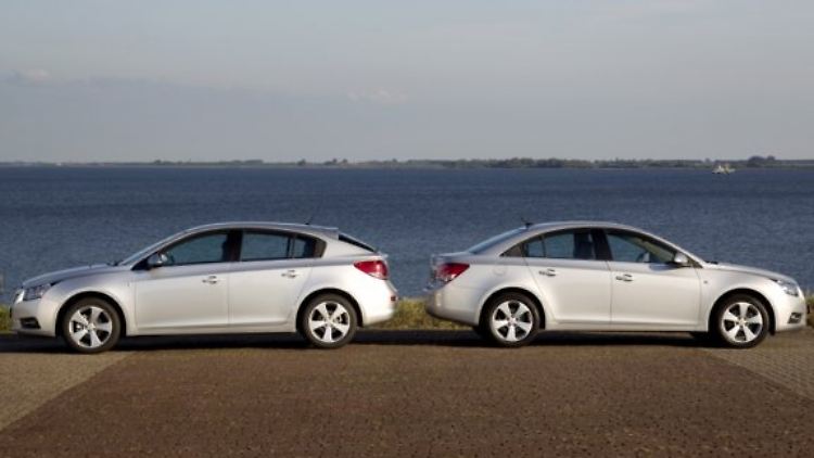 Ab 2009 bot Chevrolet den Cruze zunächst als Stufenheckmodell an, 2011 folgte der biederen Limousine der Cruze als Steilheckversion.