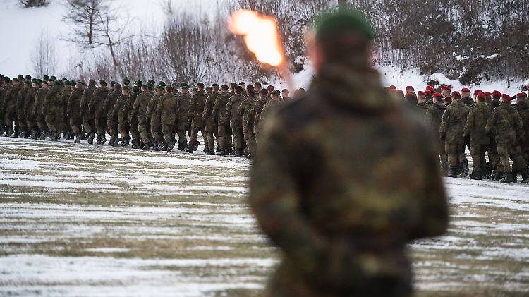 Die Soldaten bei ihrer feierlichen Verabschiedung im bayerischen Viechtach