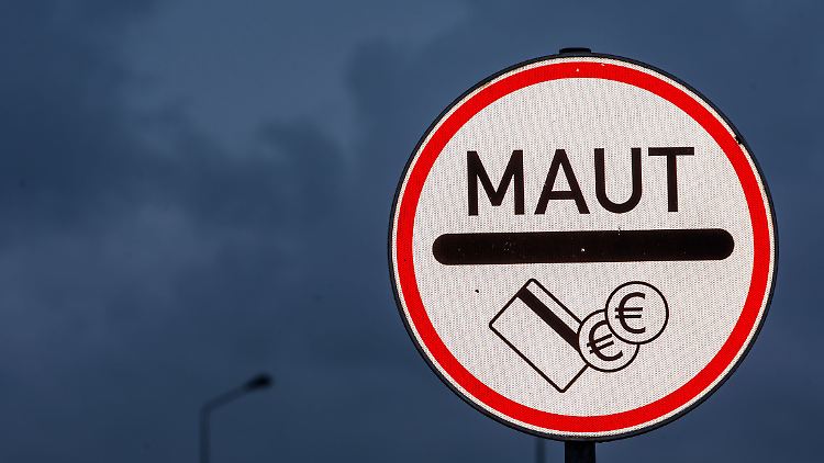 Wenn es nach Verkehrsminister Dobrindt geht, kommt die Pkw-Maut in abgeänderter Form 2019. Wenn es nach Nachbarstaaten geht, kommt sie gar nicht.