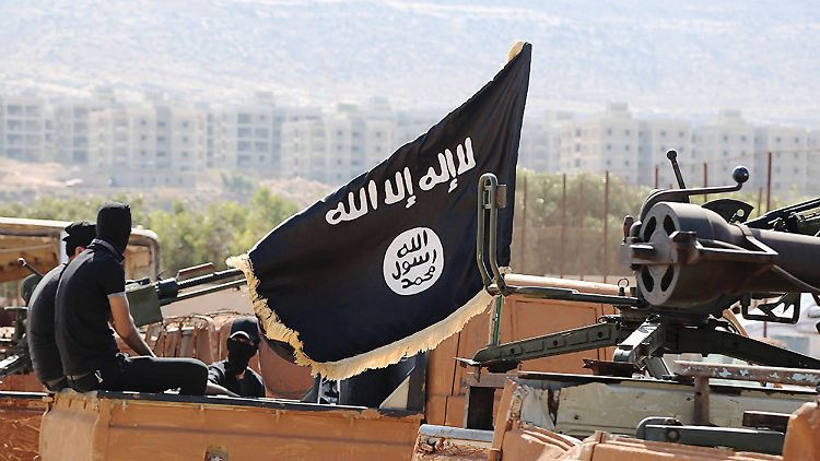 Als der IS sich in großen Teilen Syriens und des Iraks ausbreitet, bleibt Unternehmen die Wahl zwischen Flucht oder Kooperation. Die meisten ausländischen Konzerne entscheiden sich für die Flucht. Lafarge nicht.