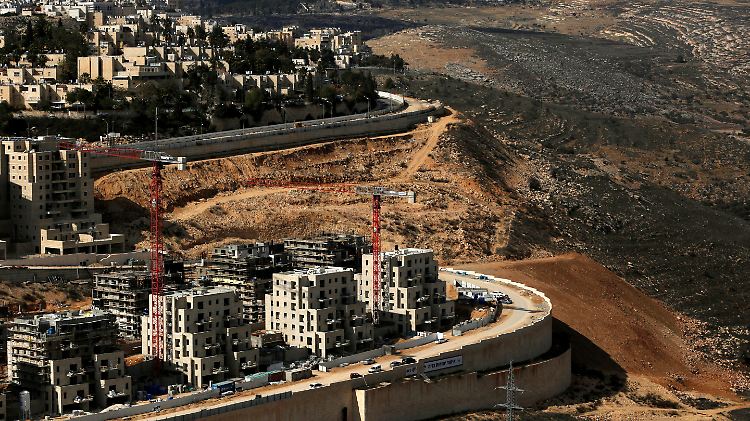 Donald Trump steht für eine Kehrtwende in der US-Nahostpolitik. Israels Staatschef Netanjahu kündigte befreit an, Tausende neue Siedlerwohnungen erbauen zu lassen.