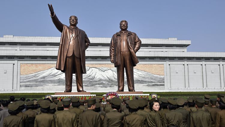 Junge Soldaten stehen im April 2016 vor den Statuen von Kim Il Sung und Kim Jong Il und feiern den Gründungstag von Nordkorea.