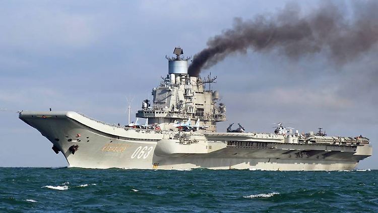 Der russische Flugzeugträger "Admiral Kusnezow" im Oktober 2016 auf dem Weg zum Mittelmeer.