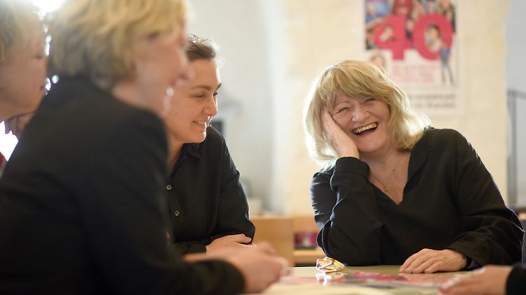 Die Mitarbeiterinnen der "Emma" Chantal Louis, Anett Keller, Margitta Hösel und Alice Schwarzer im Januar 2017.