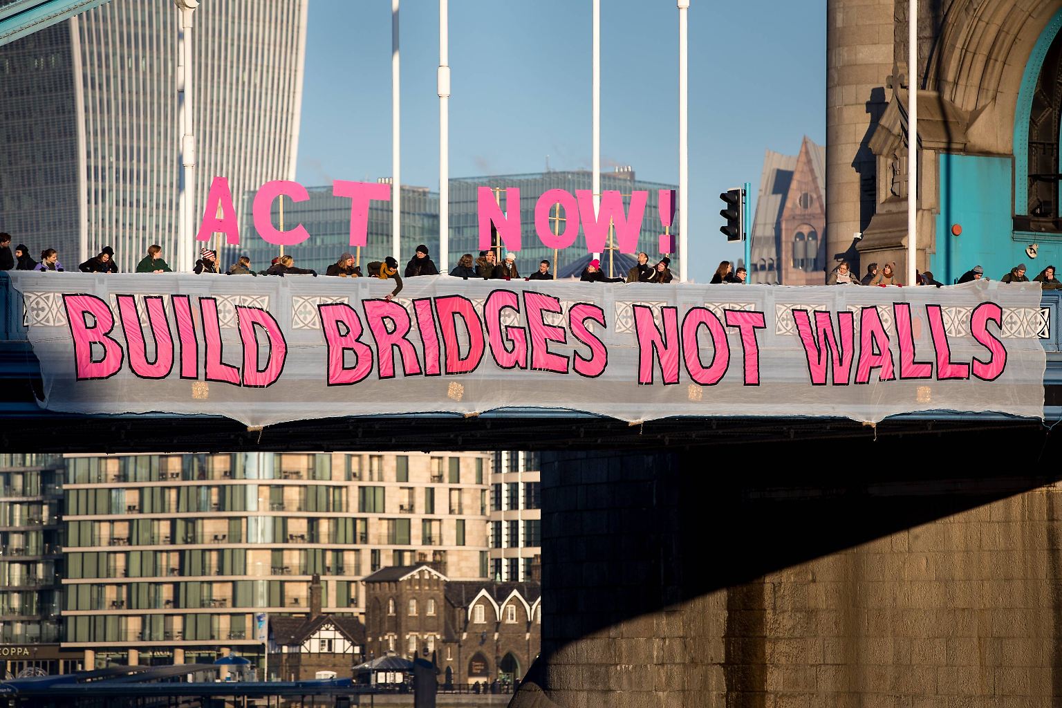 Auch wenn es weltweit, wie hier in London, zu Protesten kam - der neue US-Präsident Donald Trump löst sein Wahlkampfversprechen ein und weist das US-Innenministerium an, eine Mauer an der Grenze zu Mexiko zu errichten.