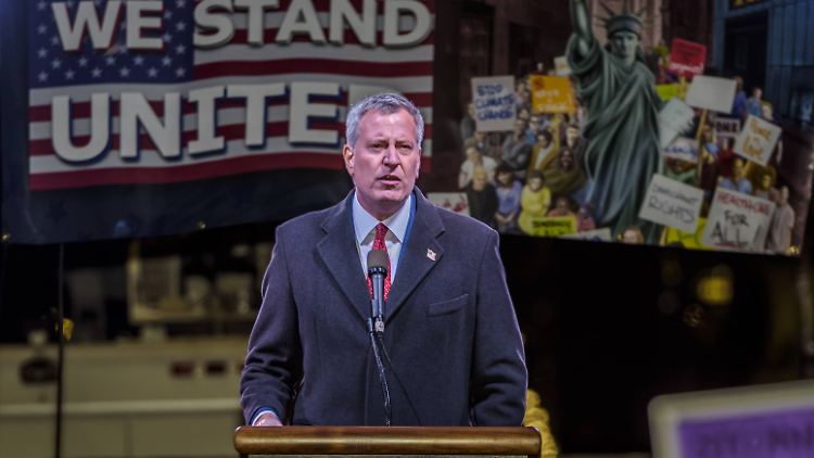 New Yorks Bürgermeister hält an seinem Widerstand gegen die Einwanderungspolitik des neuen US-Präsidenten Donald Trump fest.