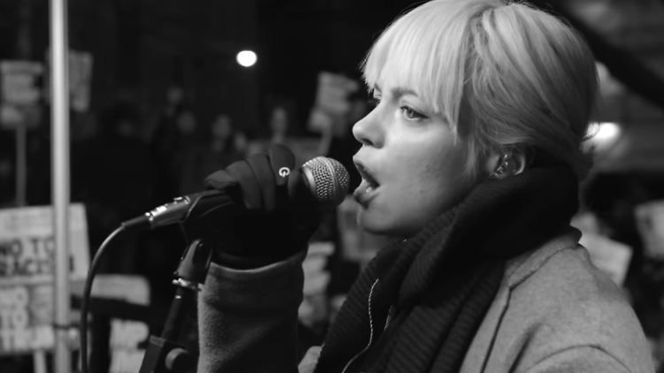 Lily Allen singt mit "Going To A Town" gegen Donald Trump an.