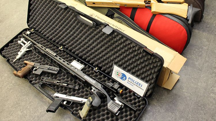 Im Dezember 2016 stellt die Polizei Waffen von sogenannten Reichsbürgern sicher.