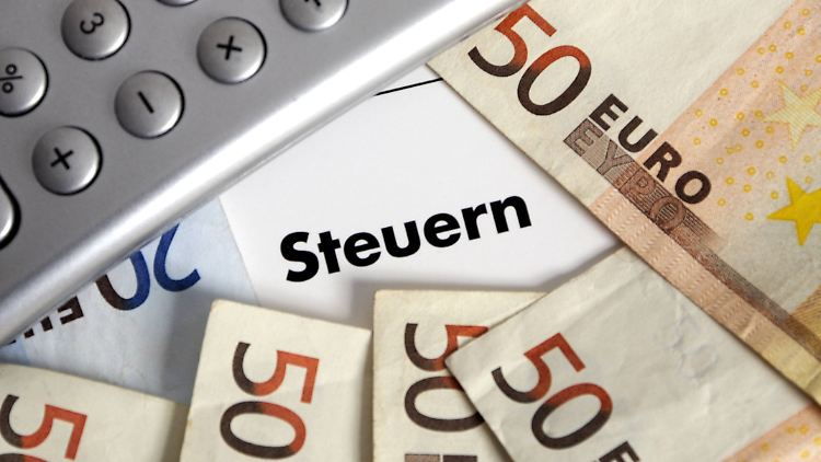 Betrüger locken in E-Mails mit angeblichen Steuerrückzahlungen.
