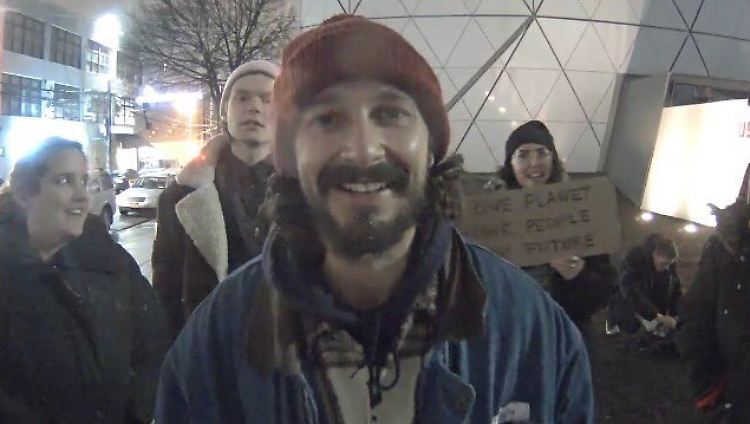 Der Schauspieler Shia LaBeouf macht immer wieder mit Kunst- und Protestaktionen von sich reden.