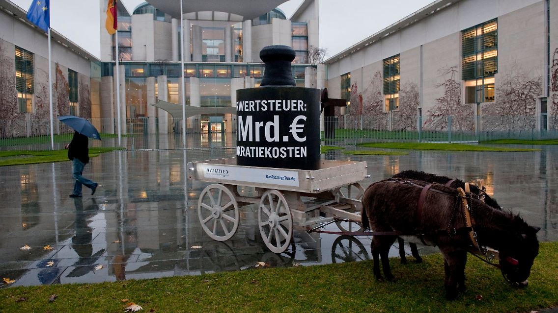 Während drinnen die Koalitionsspitzen tagen, fressen draußen die Esel das Gras vorm Kanzleramt.