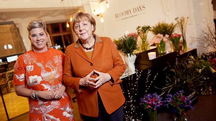 Unternehmerin Franziska von Hardenberg und Angela Merkel tauschen sich bei einem Kamingespräch mit deutschen Start-ups aus.