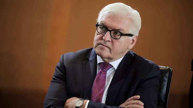 Der SPD-Politiker Steinmeier übergibt sein Amt nun an den bisherigen Wirtschaftsminister Sigmar Gabriel. 
