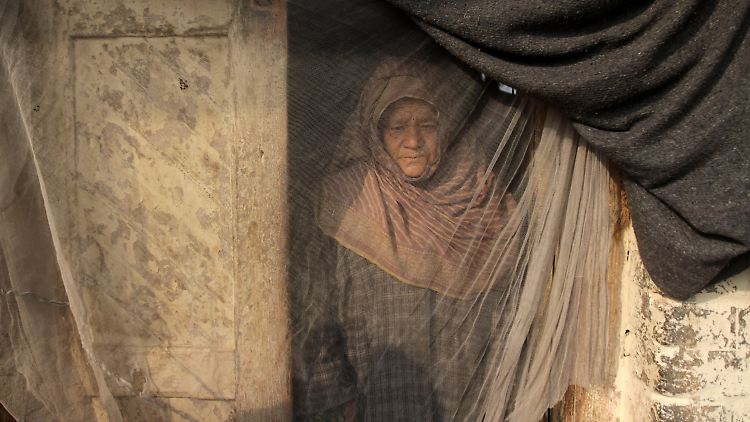 Eine erkrankte Frau in ihrer Lepra-Unterkunft in Srinagar im indischen Teil Kaschmirs.