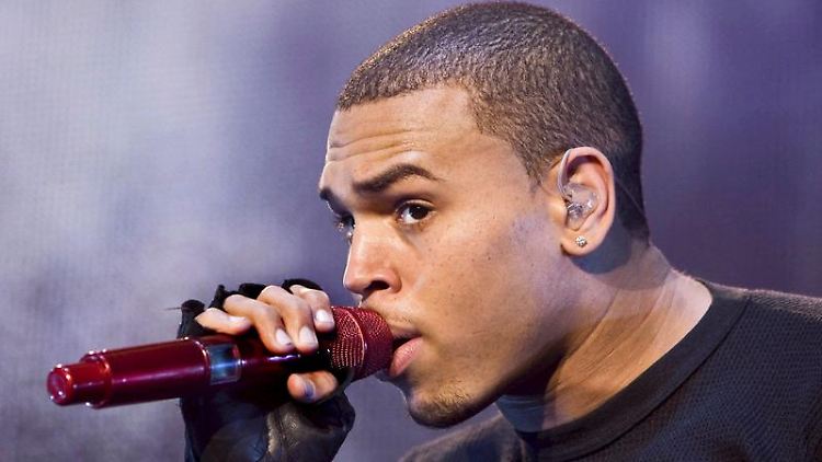 Büßt mit Müllsammeln und Autoputzen: Chris Brown.